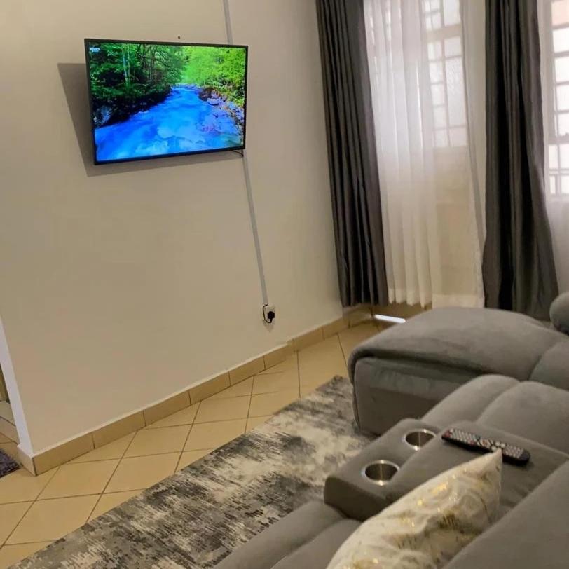 Luxurious One Bedroom Centrally-located In South B, Minutes From Cbd, Shopping Malls, Restarants And Other Entertainment Areas. Free Private Parking With High-speed Lifts And Ample Security With Cameras Around The Building. * Nairobi