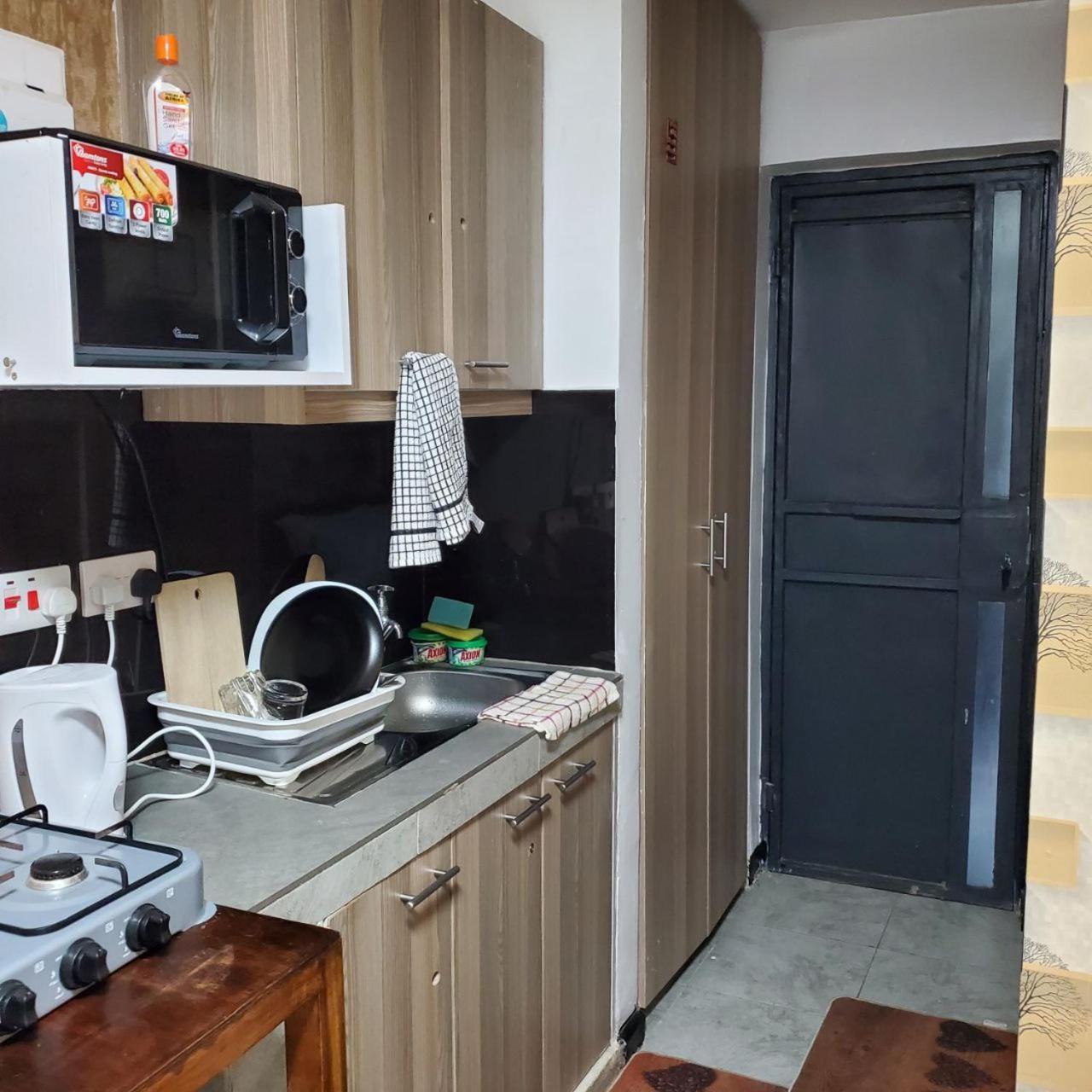 Lovely & Cozy Compact Studio Near Airport With Rooftop View * Nairobi