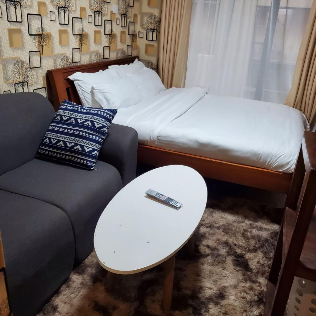 Lovely & Cozy Compact Studio Near Airport With Rooftop View