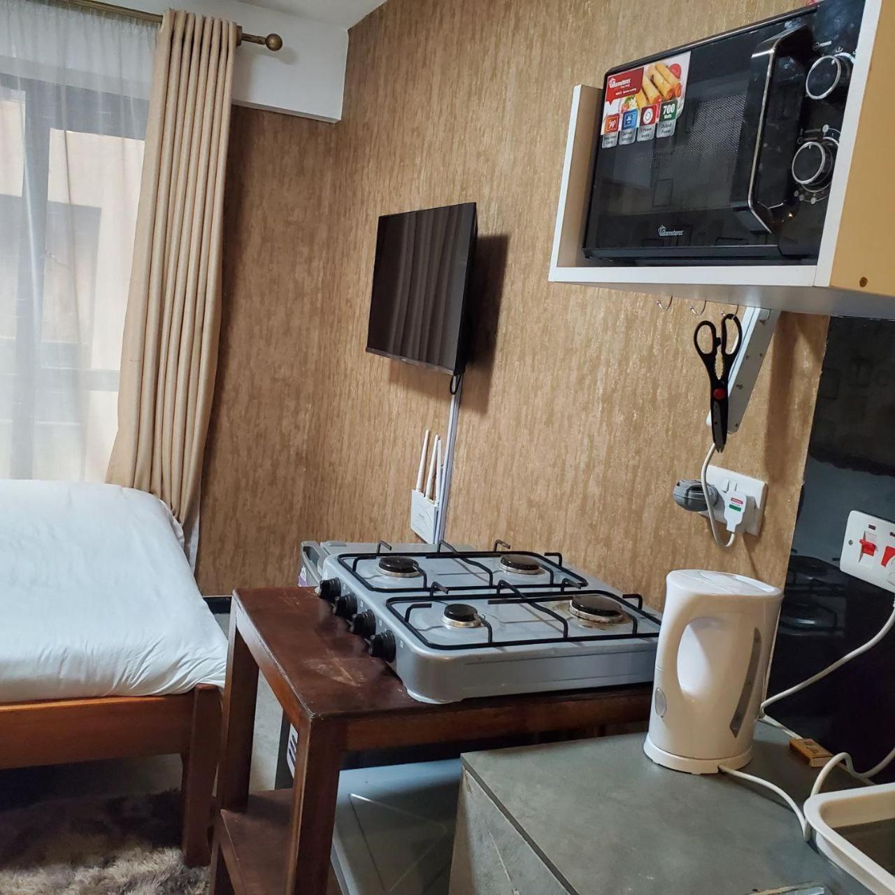 Apartment Lovely & Cozy Compact Studio Near Airport With Rooftop View *