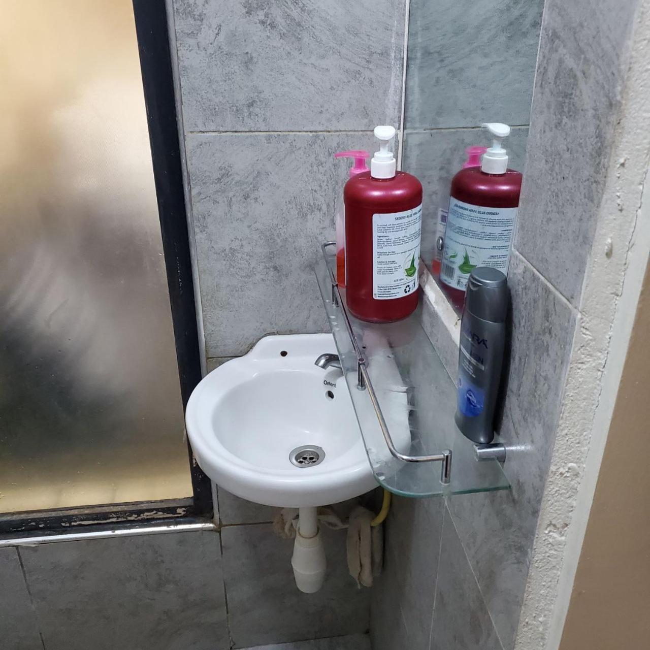 Lovely & Cozy Compact Studio Near Airport With Rooftop View
