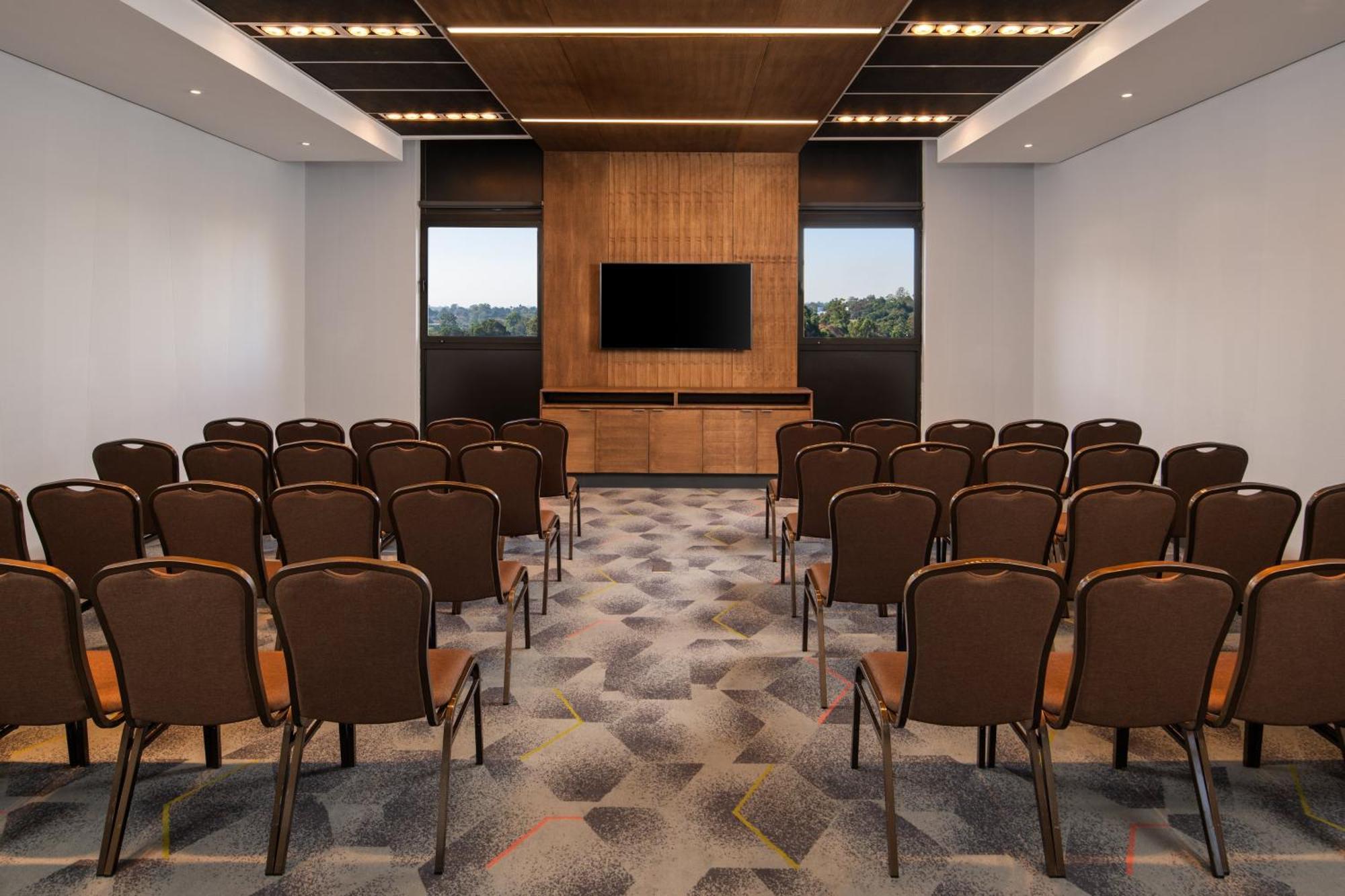 - Two Rivers Mall By Ihg 4* Nairobi