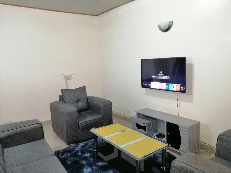Apartment Entire Serviced 2-bedroom In Thindigua