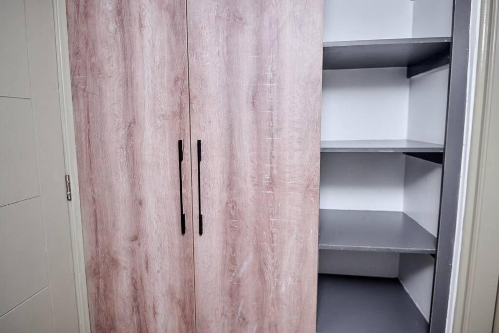 Apartment Artistic, Modern One Bedroom Duplex *