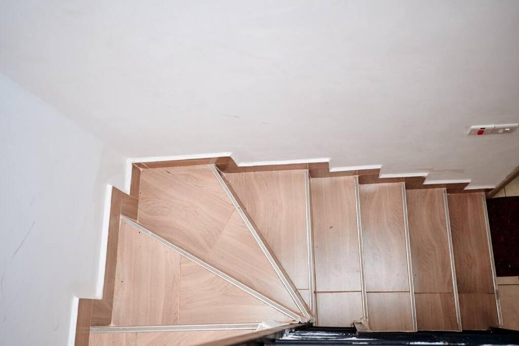 Apartment Artistic, Modern One Bedroom Duplex *