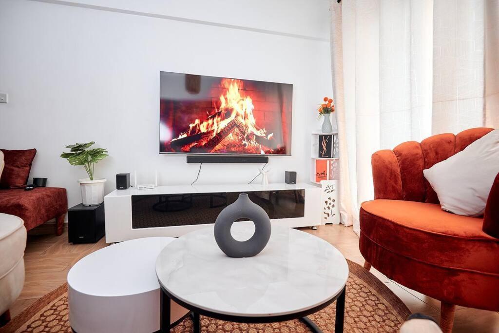 Apartment Artistic, Modern One Bedroom Duplex *