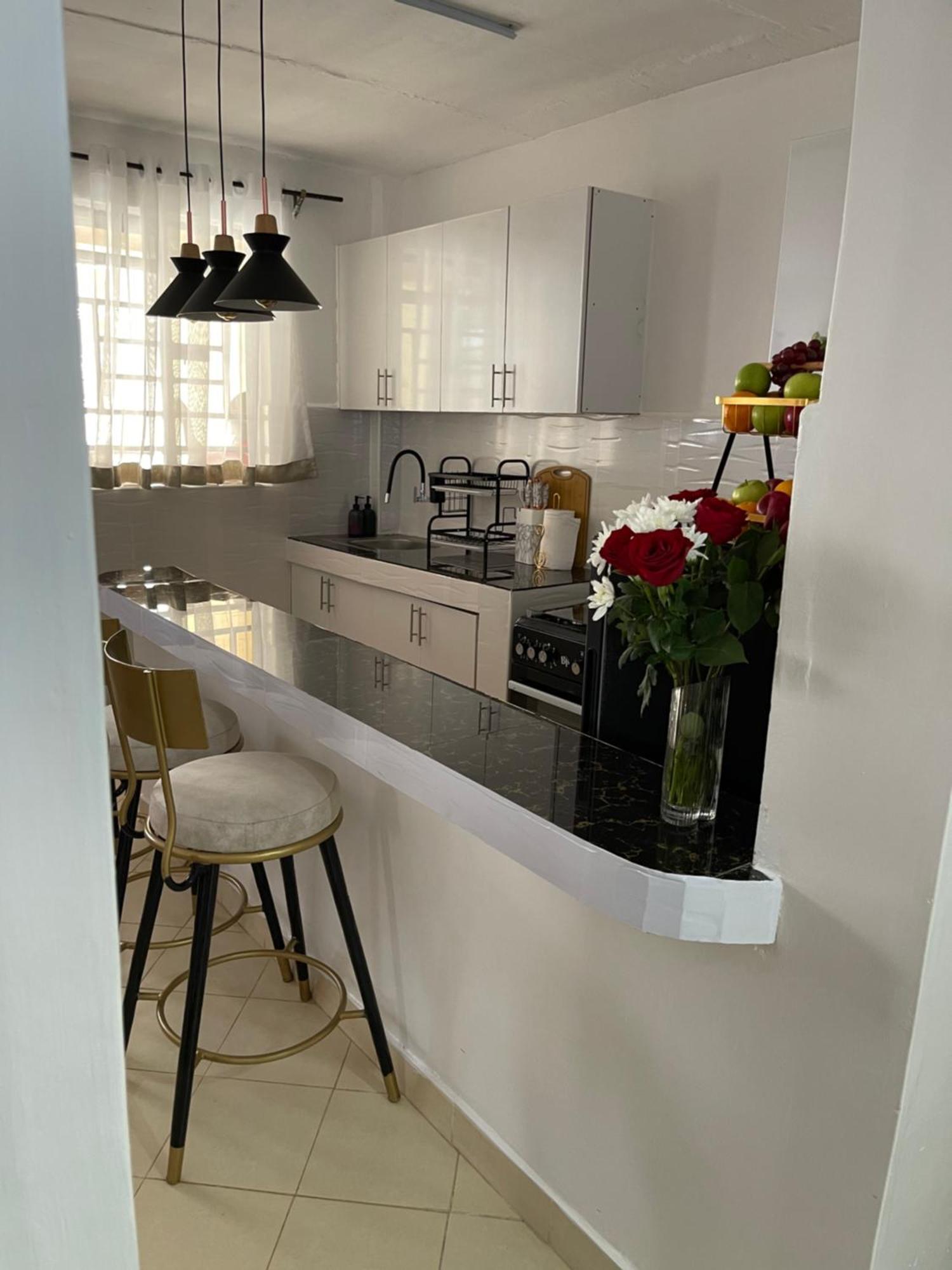 Chrystalkhomes Apartment *