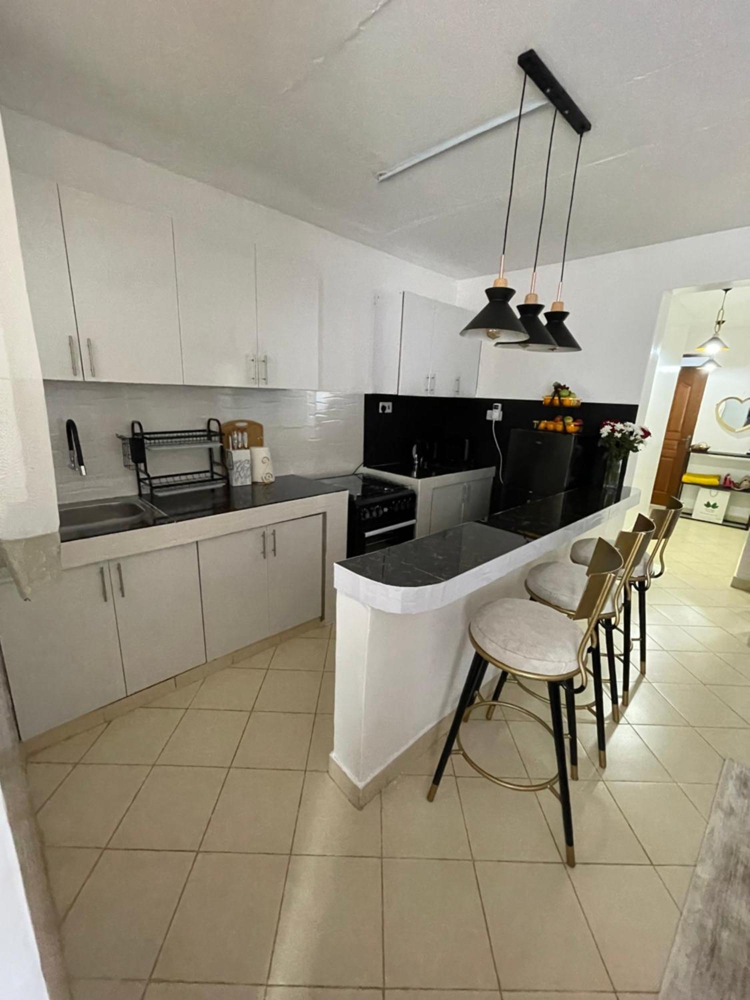 Chrystalkhomes Apartment *