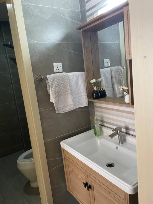 Modern 1br With Balcony, Pool/gym In Kileleshwa Apartment *