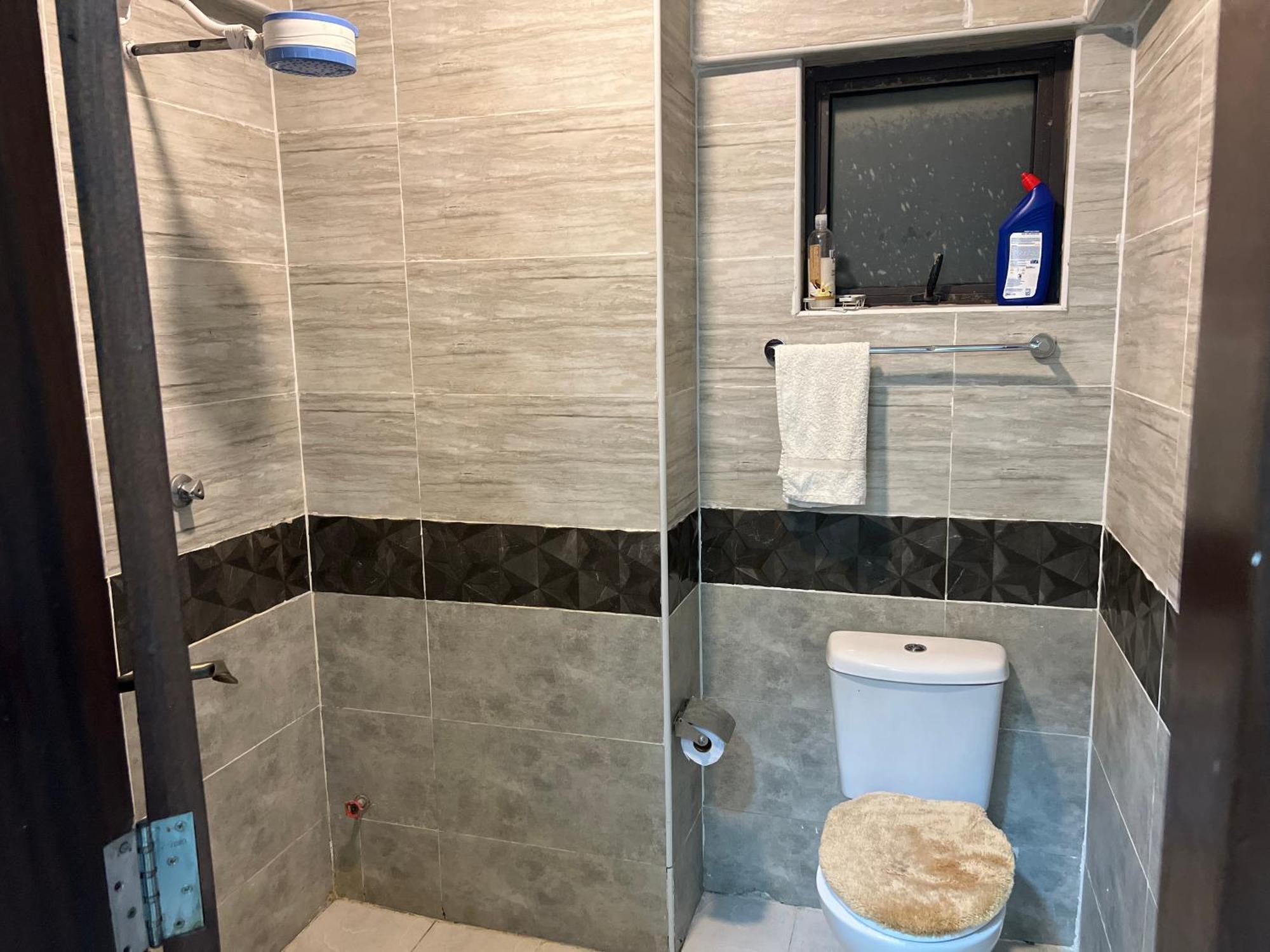 Fully Furnished 2 Bedroom With A Spacious Balcony Behind Gateway Mall 10 Minutes To Jkia,5min To Sgr With Ac,washing Machine And Lift Apartment *