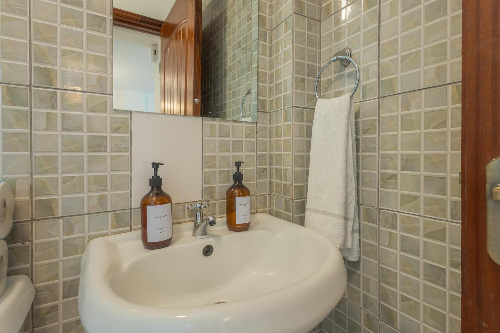 Furnished 1 Bedroom In Nairobi. 15 Mins To Cbd. Free Wi-fi & Parking Apartment Nairobi