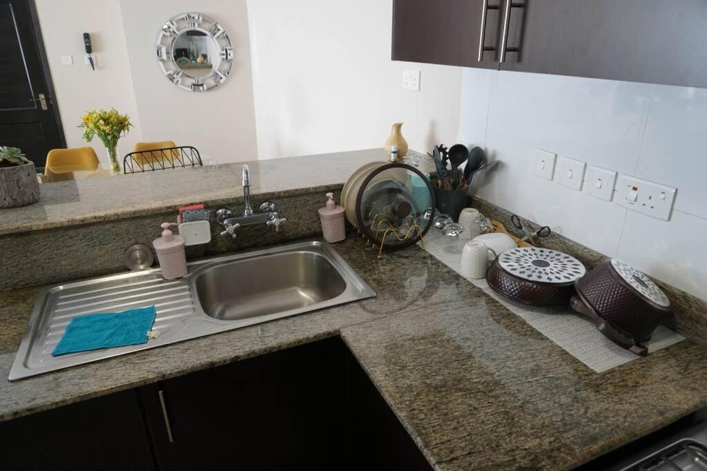 Modern 2br Sanctuary, Pool & Gym Apartment *