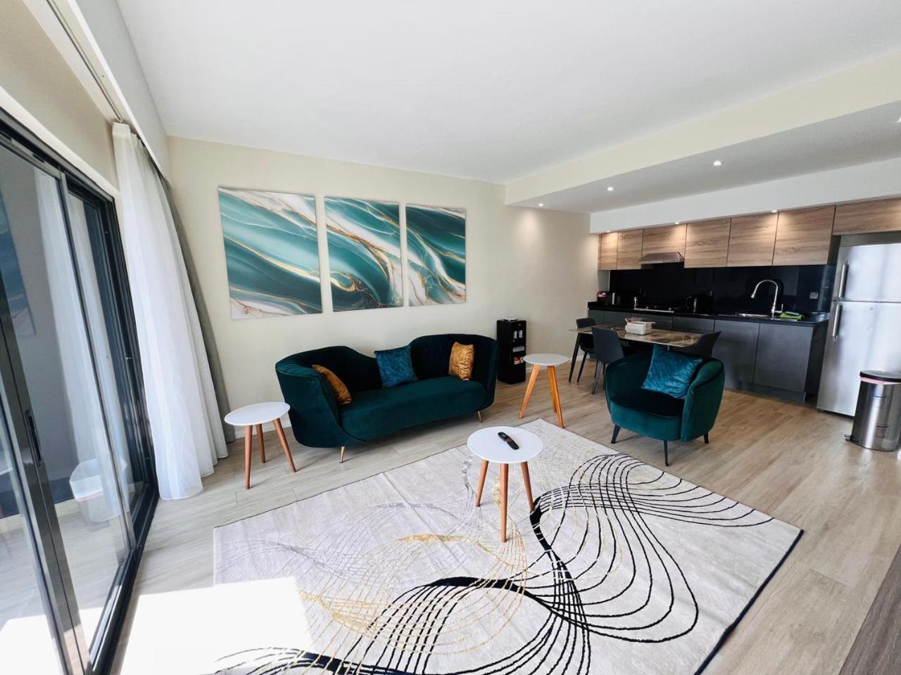 Deluxe Riverside Apartment *