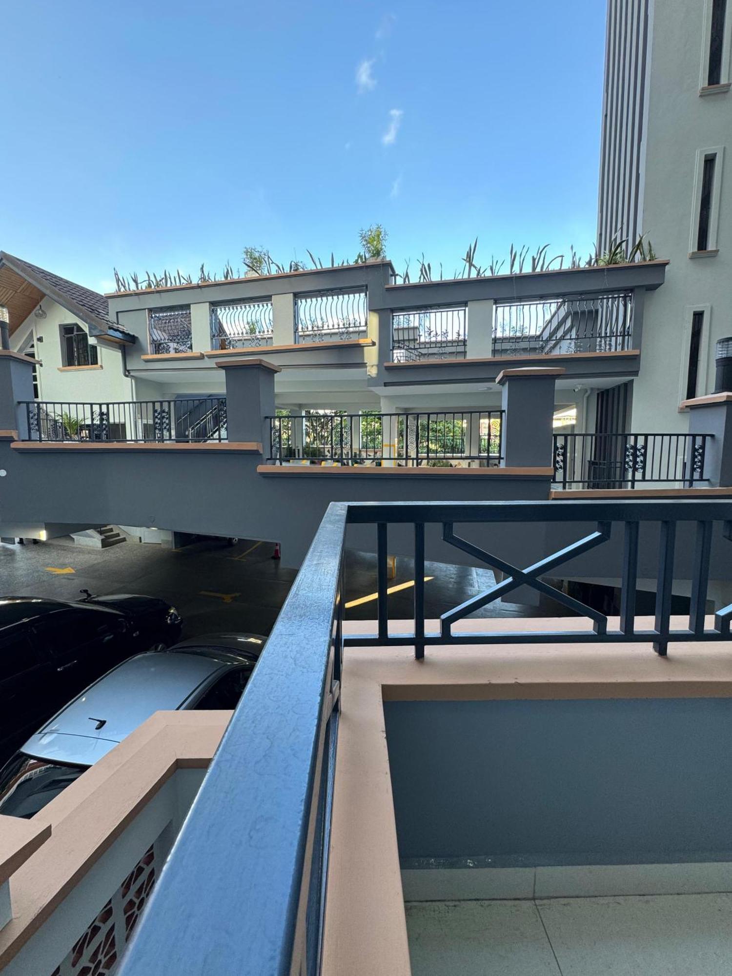 Azania One Bed Near Westgate And Sarit Malls Apartment