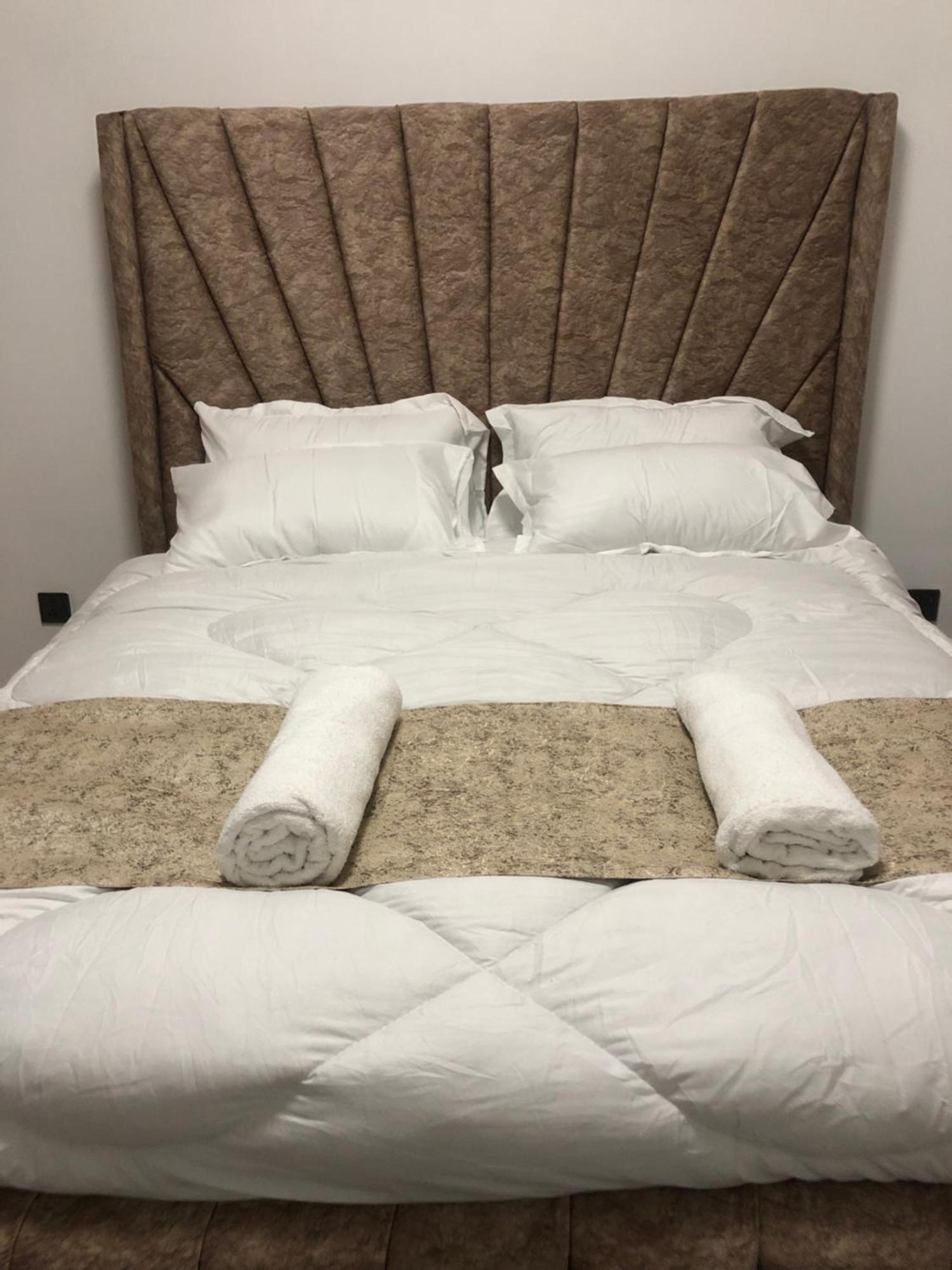 Starluxe Homes