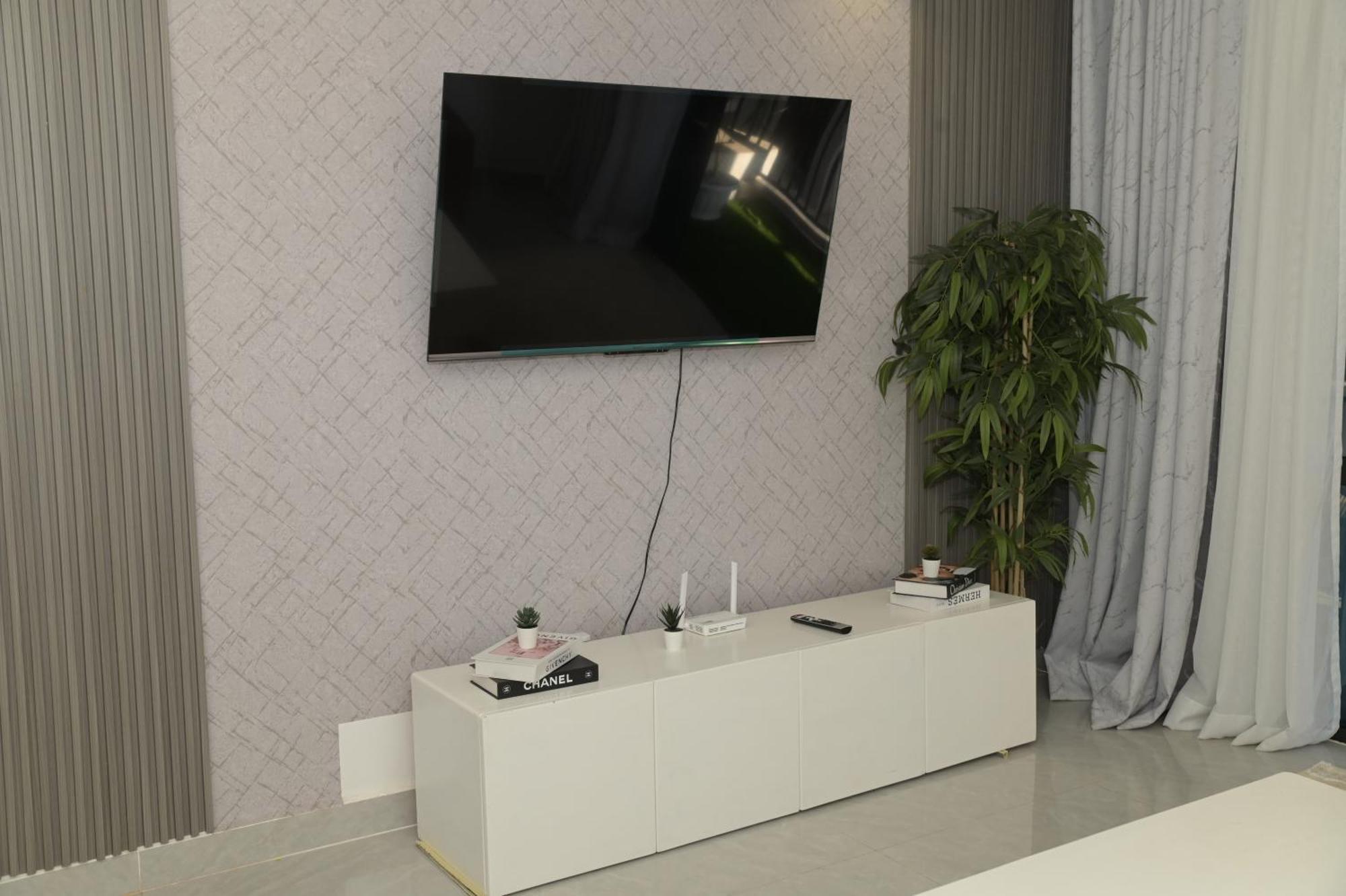 Two Bedroom At Royal Garden Apartment *