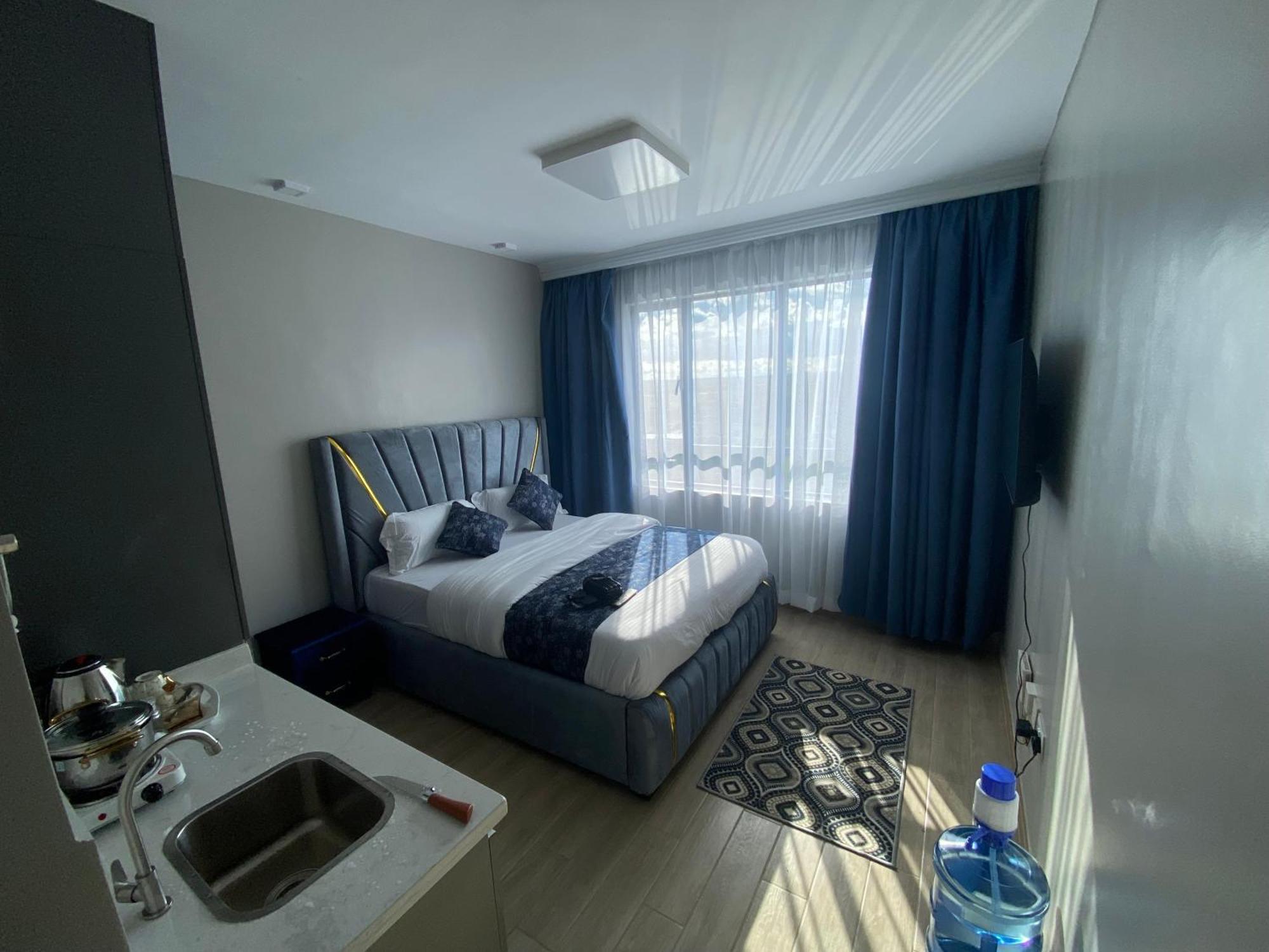 Favorite Staycation By Janice - Modern Comfort Near Airport Apartment