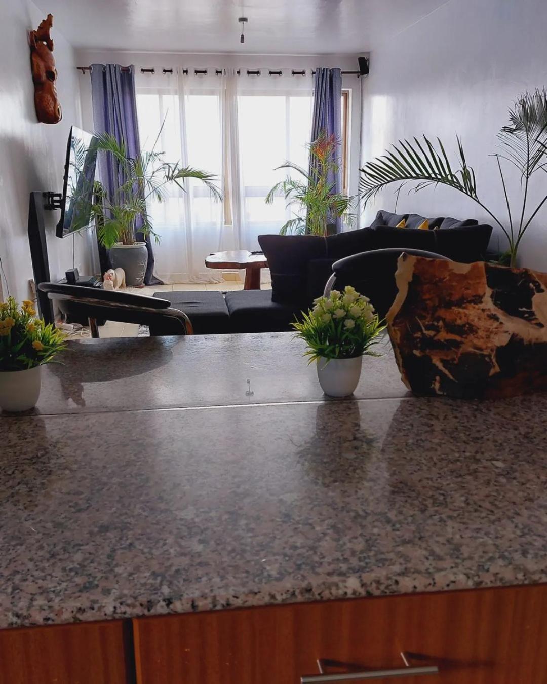 Strategically Located 3 Bedroom 15minutes From The Airport Apartment *