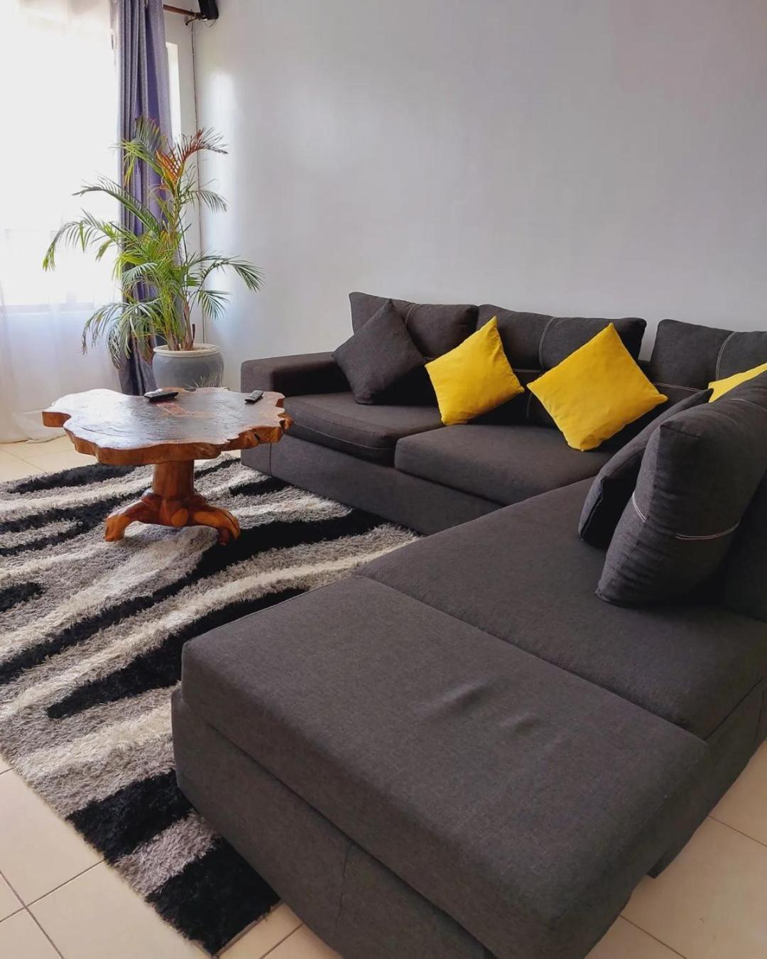 Strategically Located 3 Bedroom 15minutes From The Airport Apartment *
