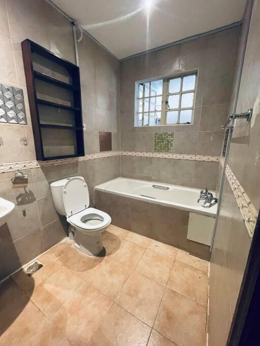 Elegant 1 Bedroom Near Westgate Mall Apartment