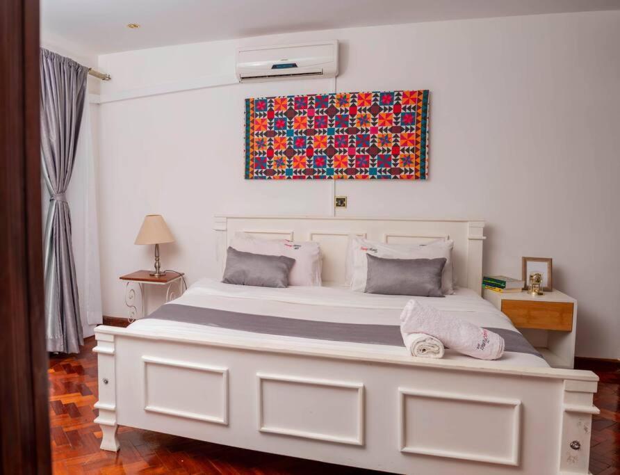 Elegant 1 Bedroom Near Westgate Mall Apartment