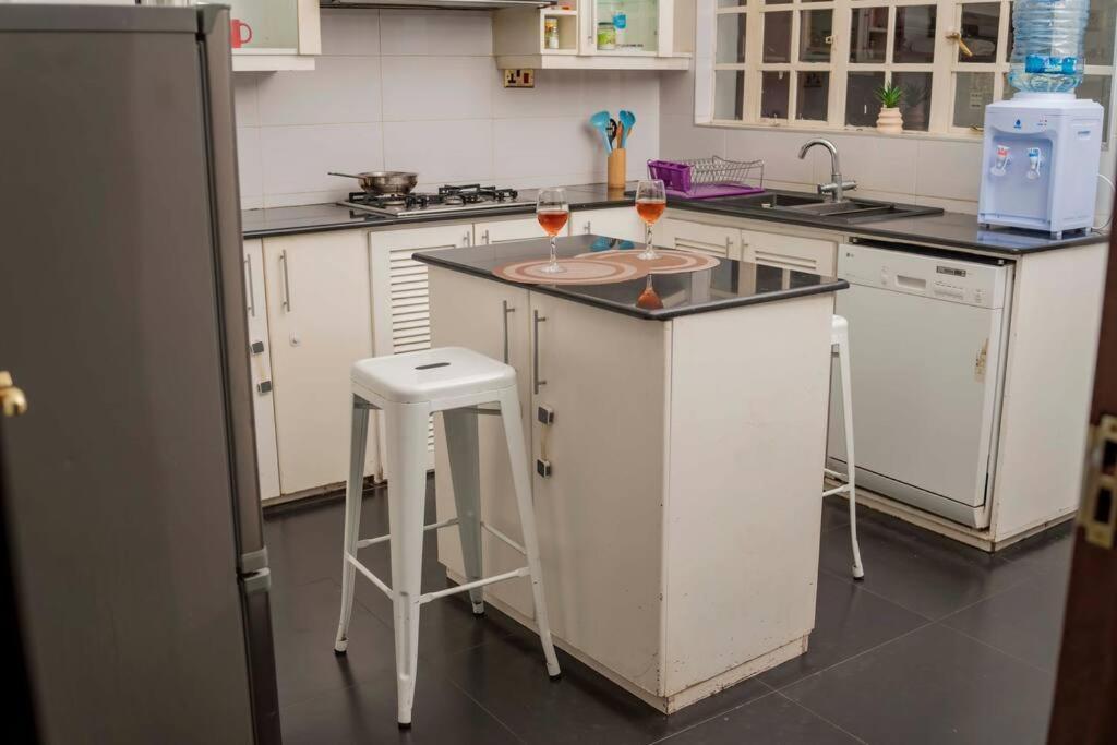Elegant 1 Bedroom Near Westgate Mall Apartment *