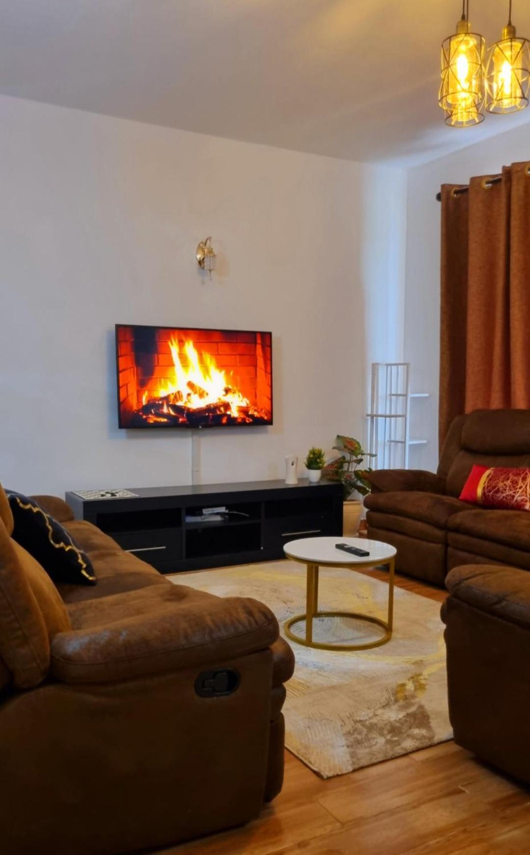 Apartment Rossyln Close To Un, Village Market And Two Rivers Mall *