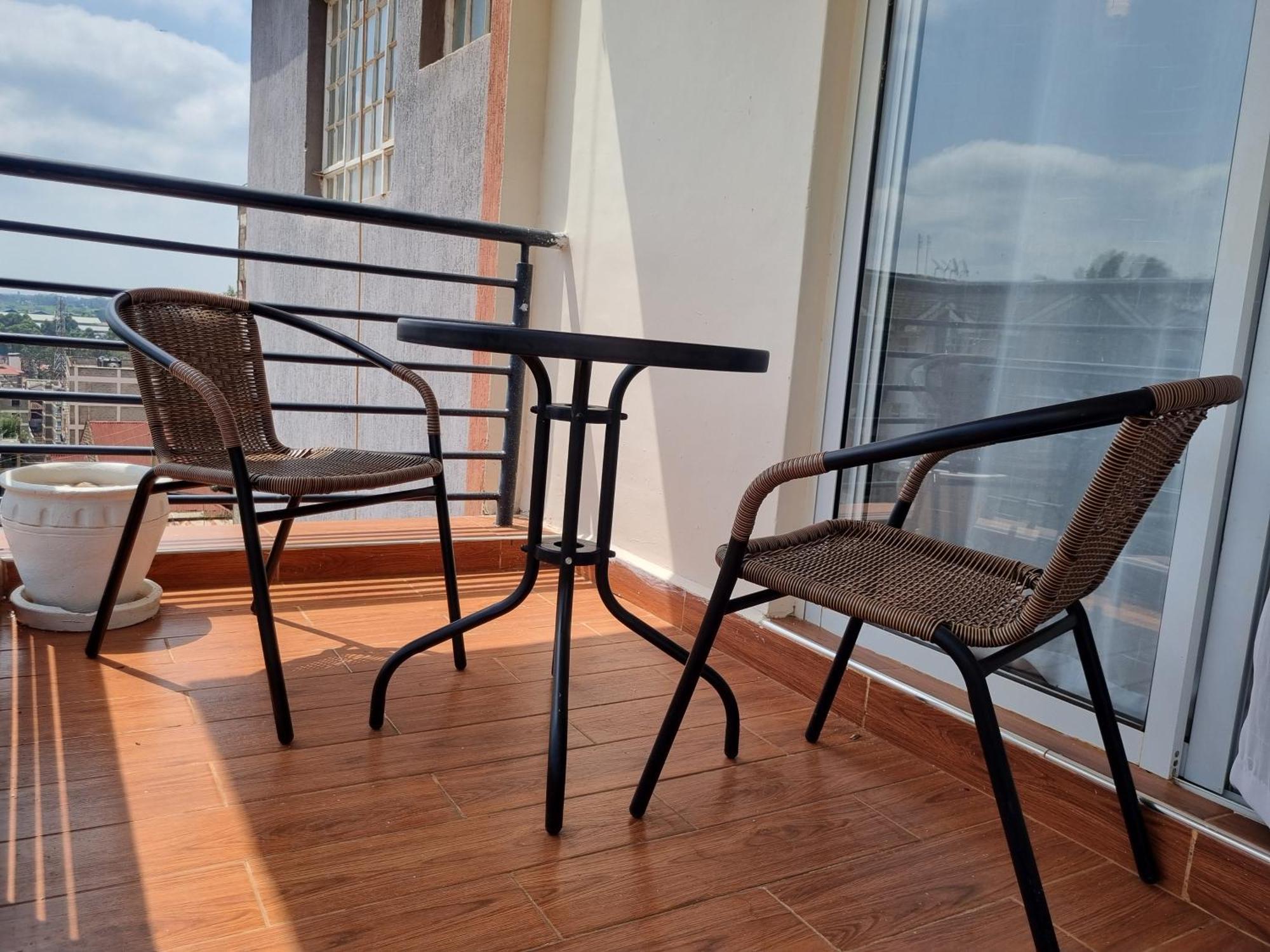 Apartment Rossyln Close To Un, Village Market And Two Rivers Mall *
