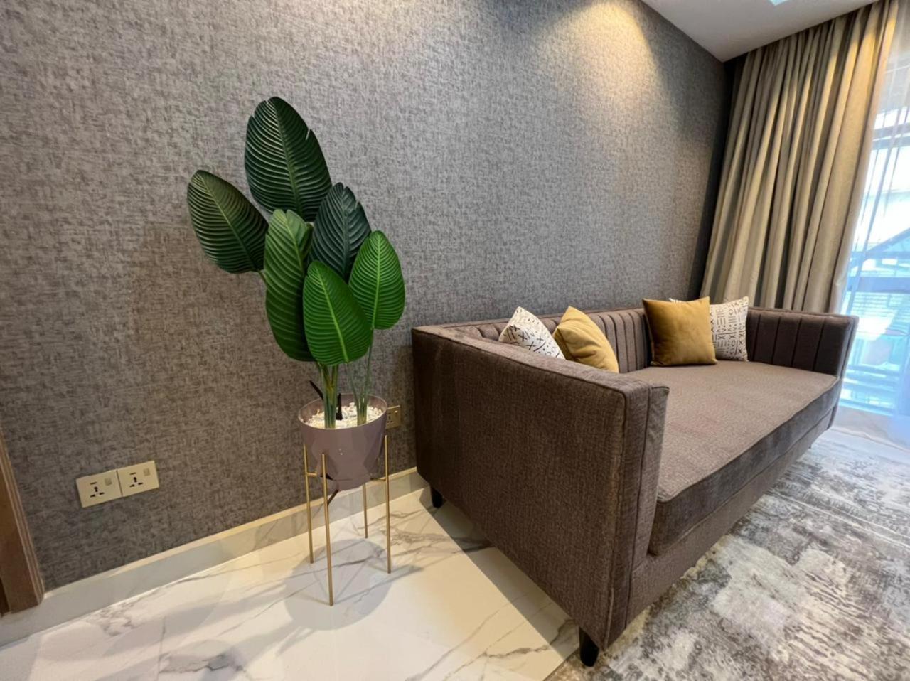 Elegant 1 Bedroom On Wood Avenue