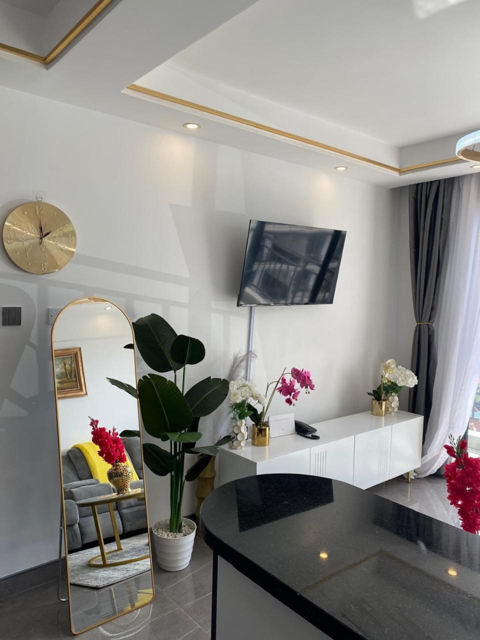 Apartment Luxurious 1br Centrally-located In The Heart Of The Serene Suburbs Of Kilileshwa