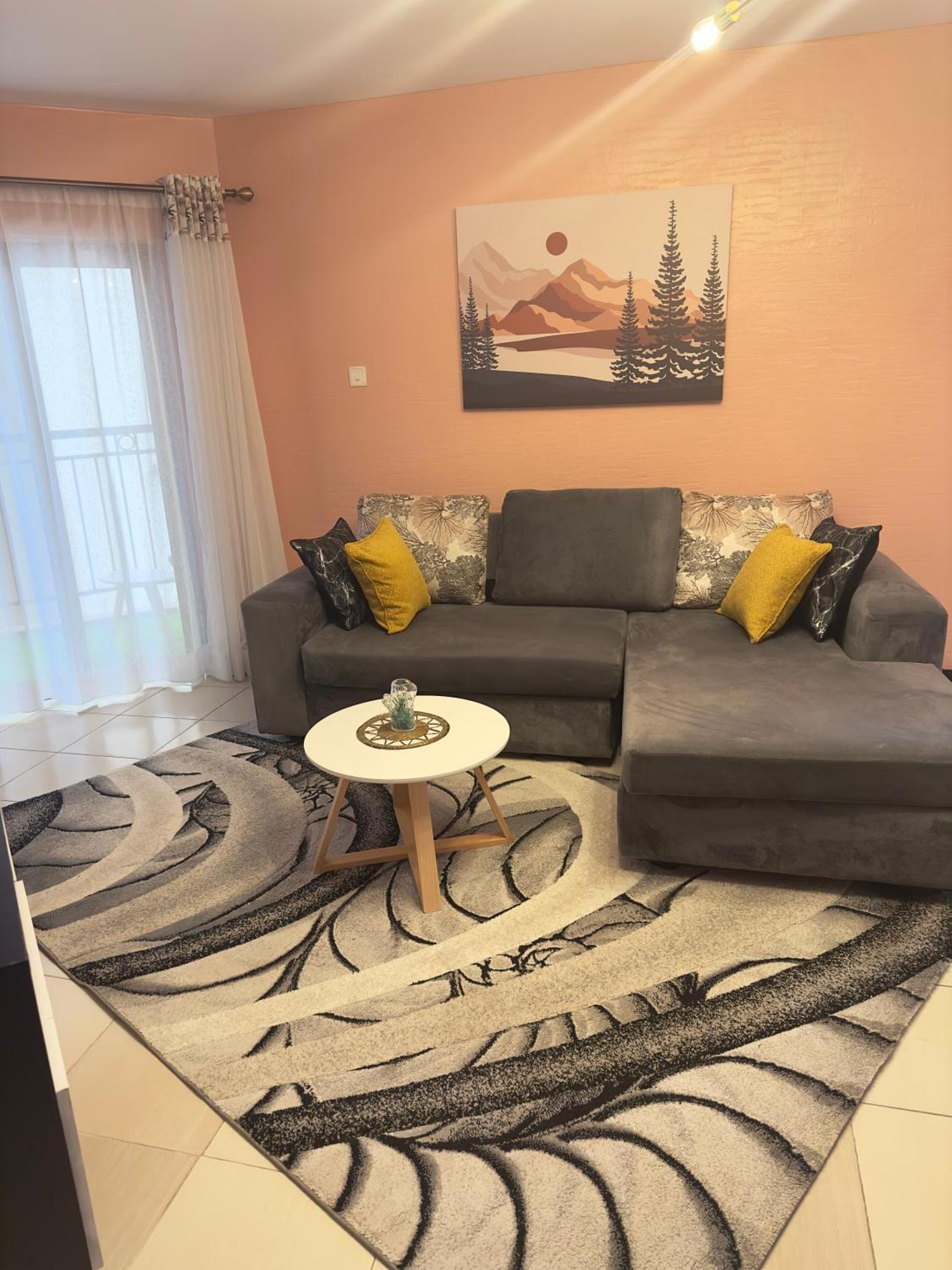 Cozy Home Near Wilson Airport & Giraffe Center Apartment