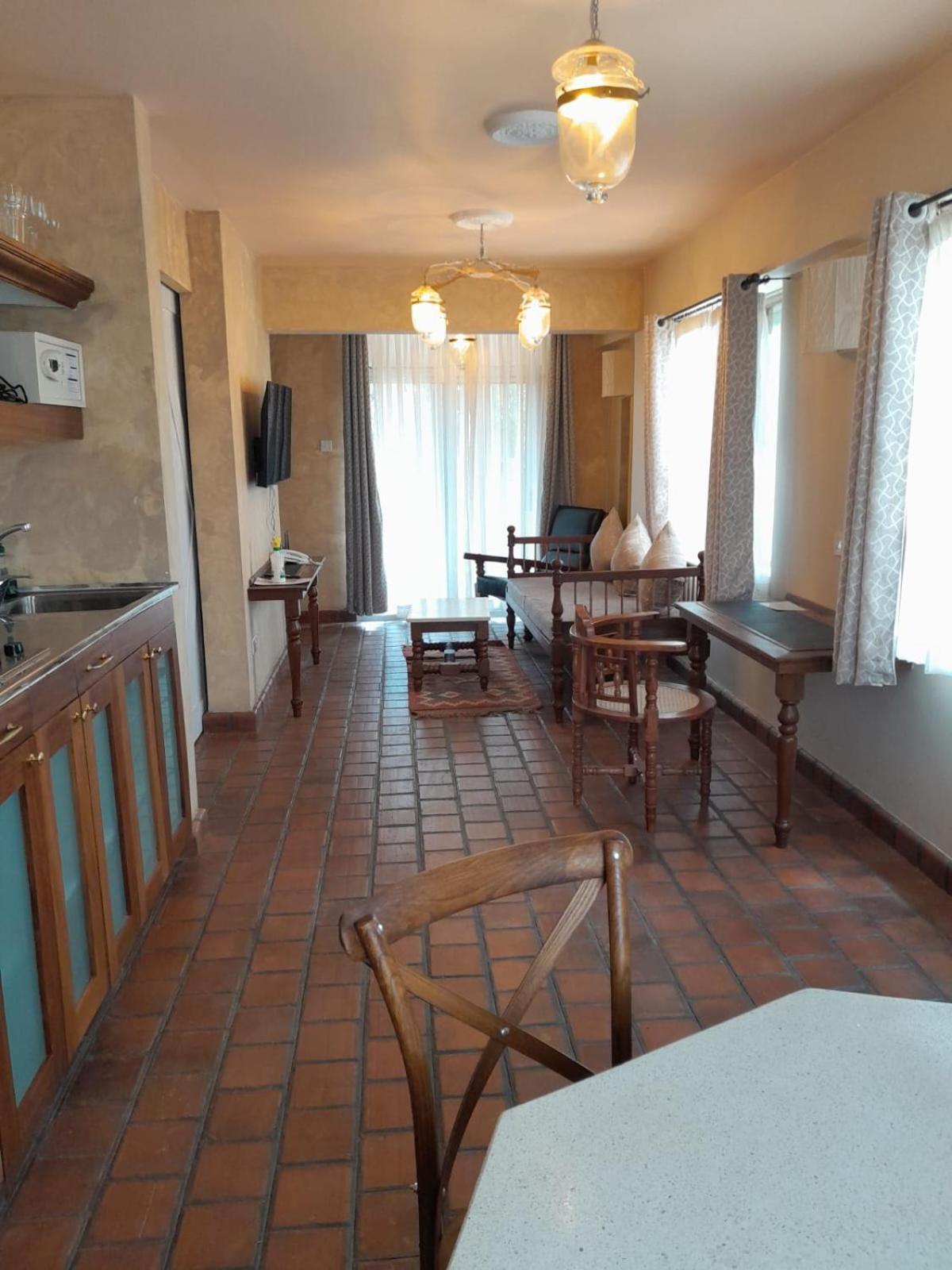 Woodmere Grand Apartment *