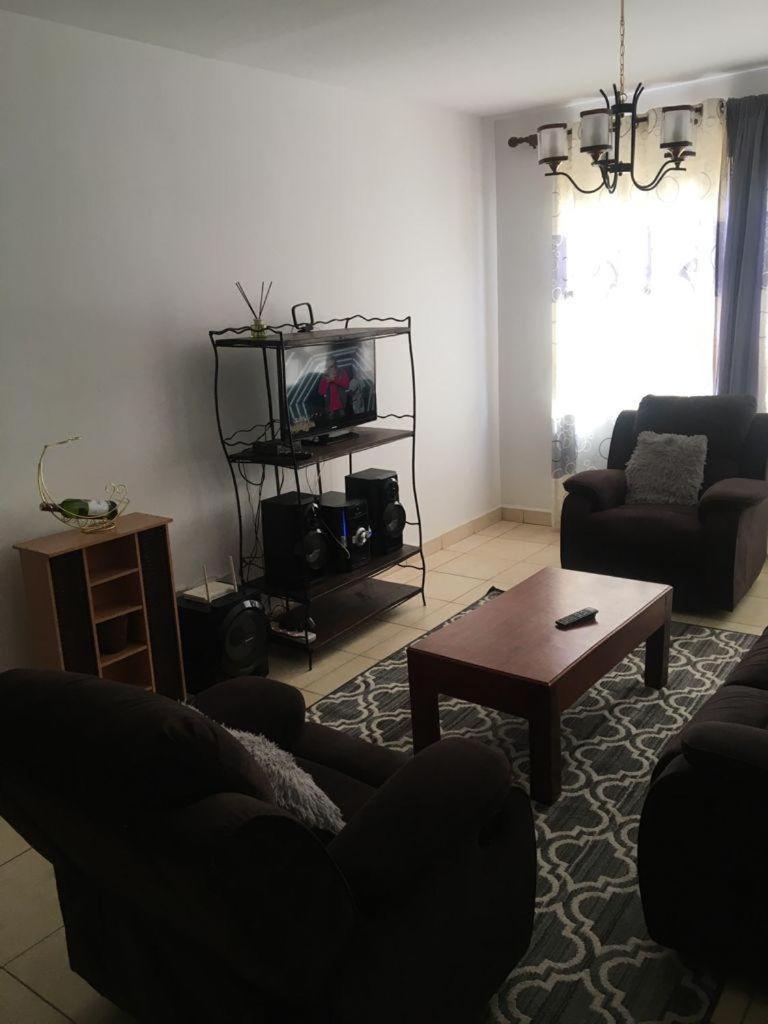 Apartment Strategically Located 3 Bedroom 15minutes From The Airport *