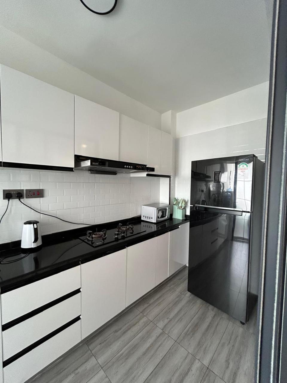 Wood Avenue Furnished Apartment *