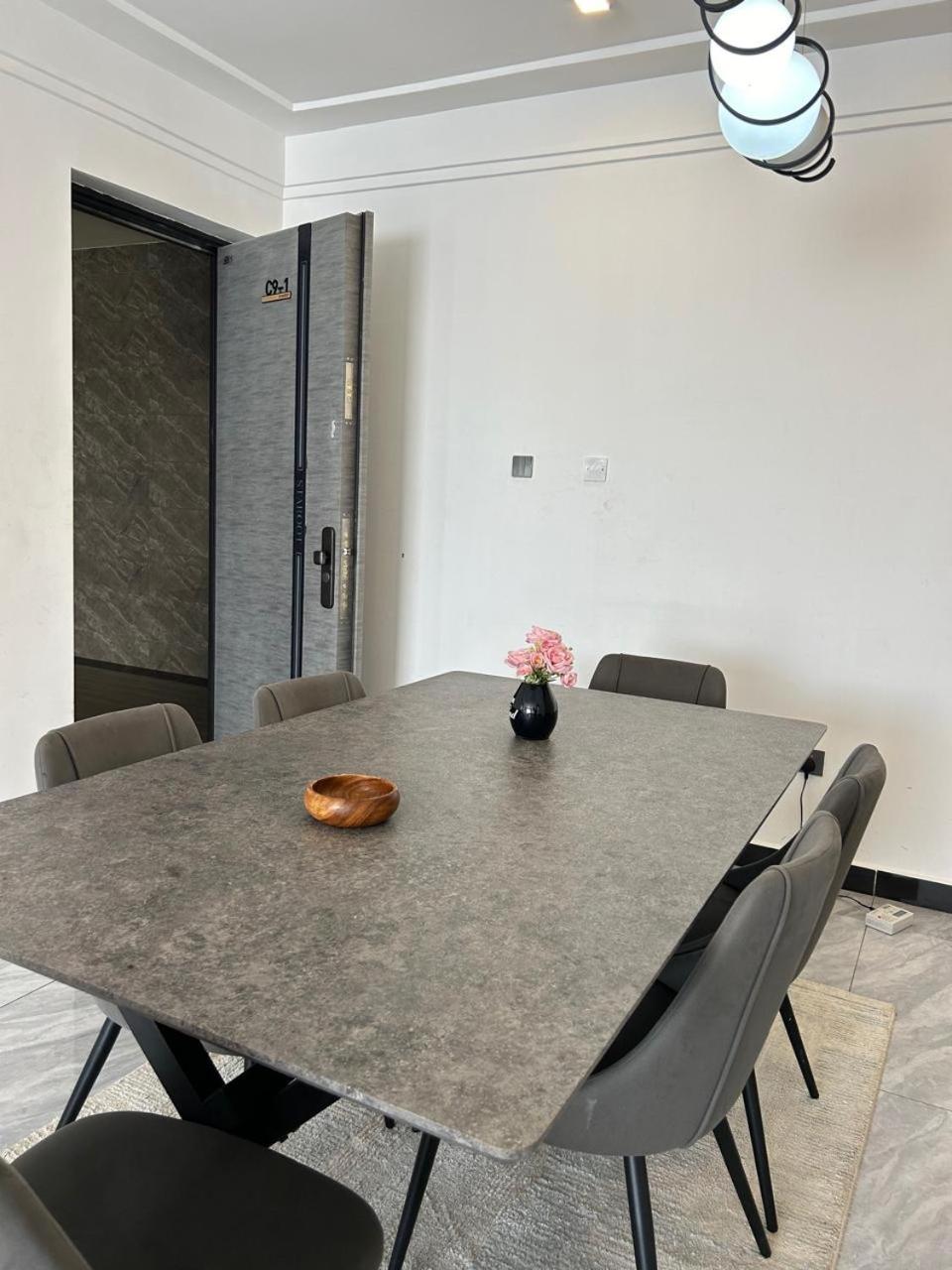 Wood Avenue Furnished Apartment *