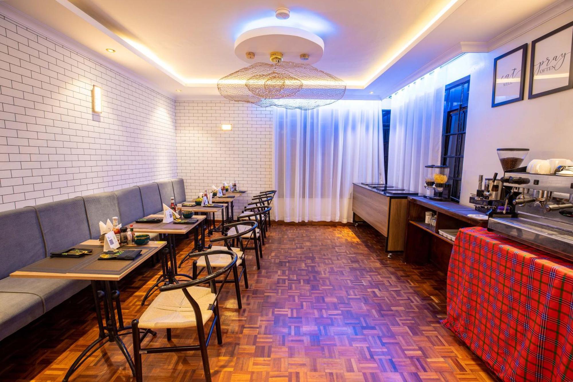 Hotel Gigiri Lion