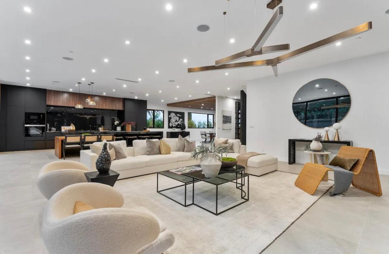 Monterey Apartment *