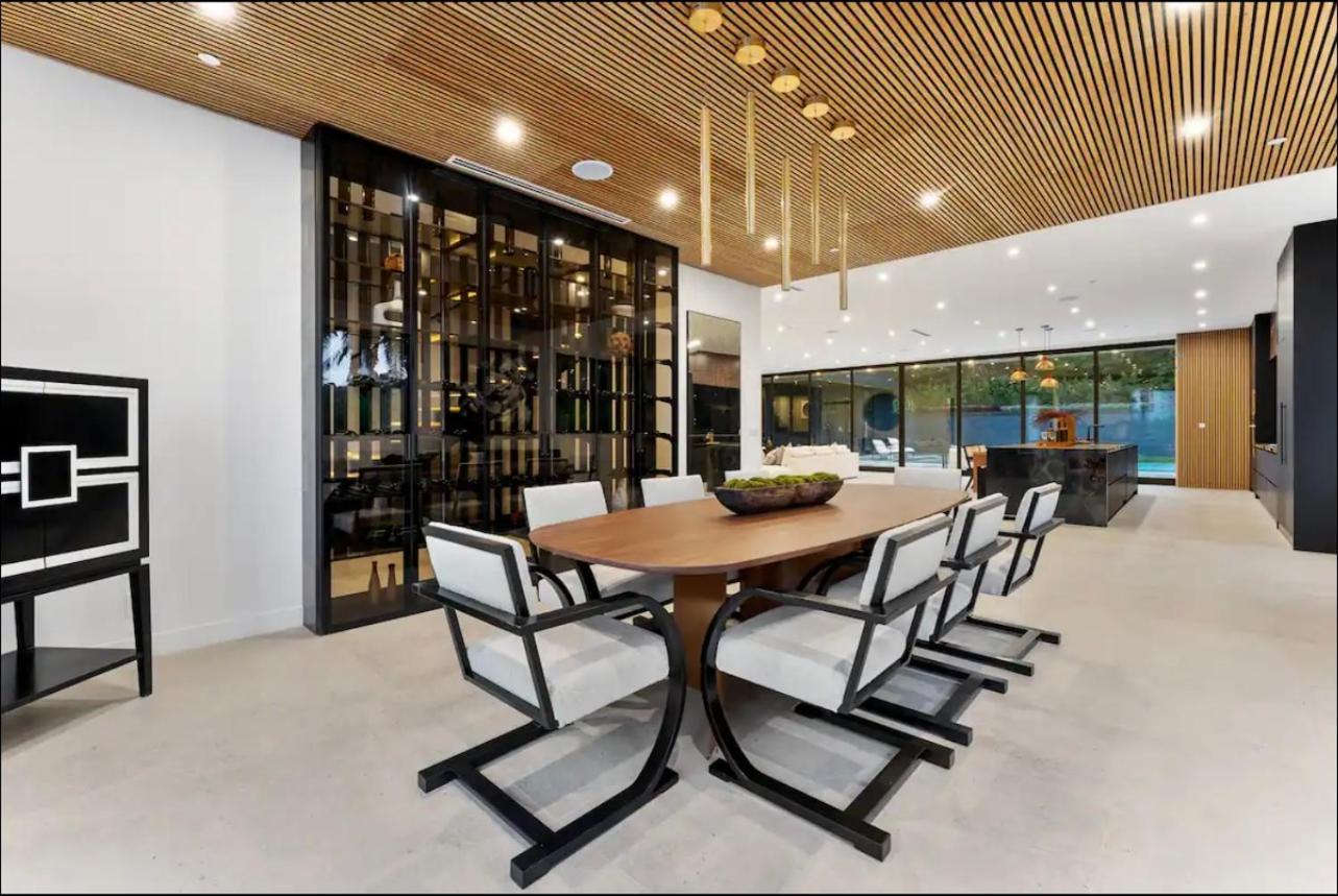 Monterey Apartment *