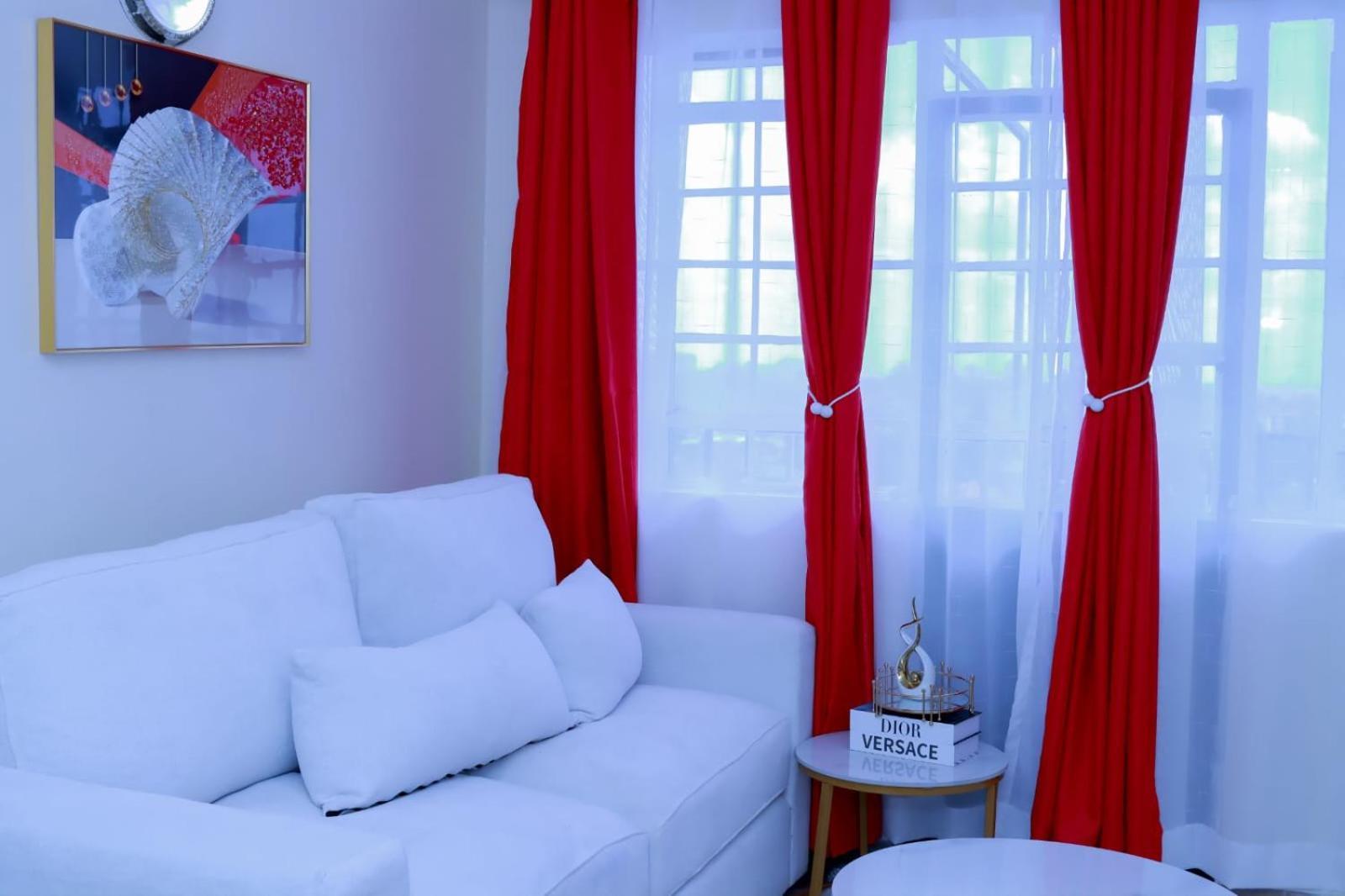 Homestay White House *