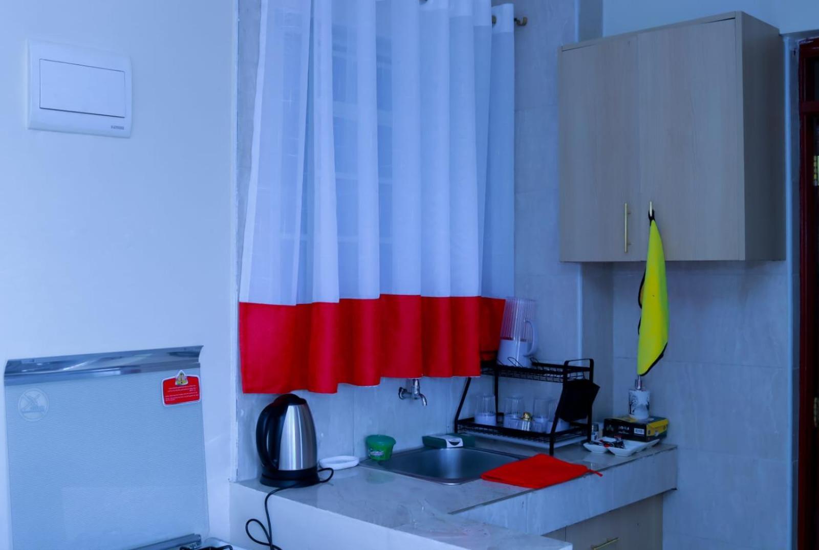 White House Homestay *