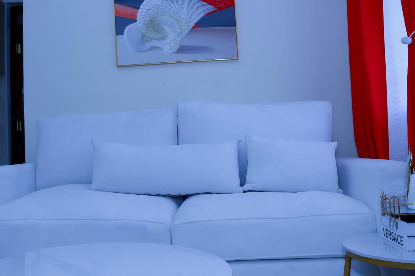 Homestay White House *