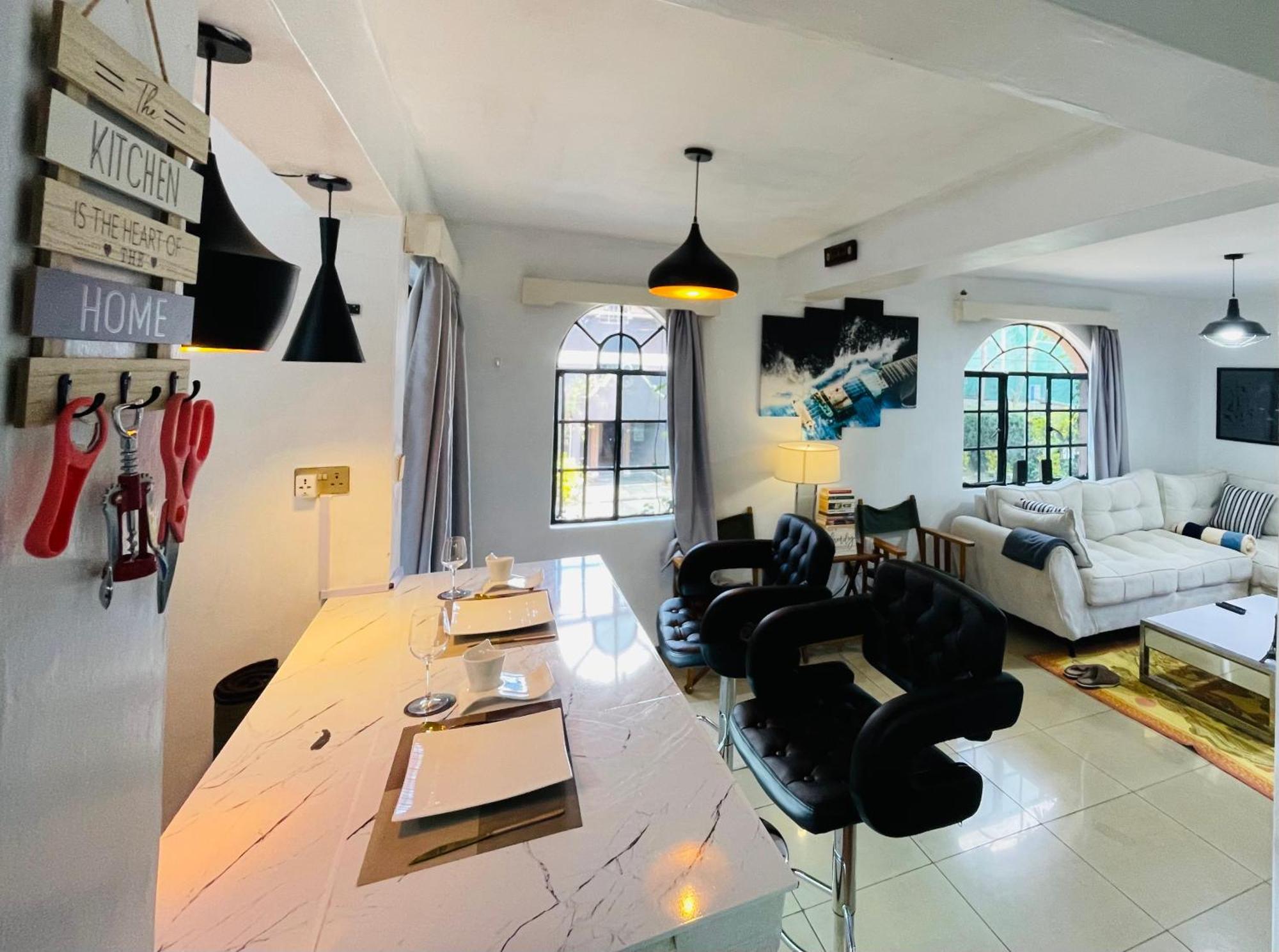 Modern Luxe With King Bed In Karen Apartment