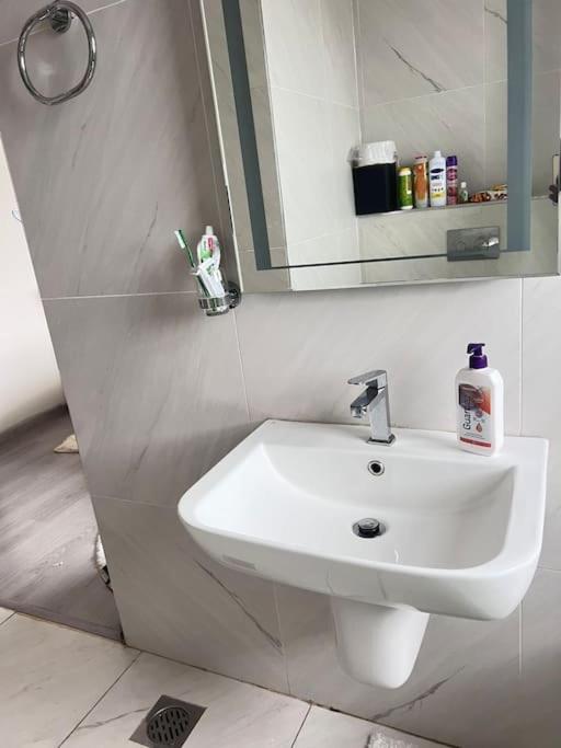 Modern 2-bedroom Overlooking Centre Apartment Nairobi