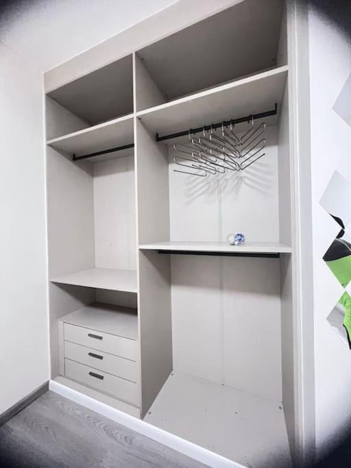 Apartment Modern 2-bedroom Overlooking Centre