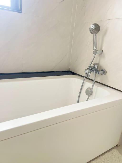 Apartment Modern 2-bedroom Overlooking Centre *