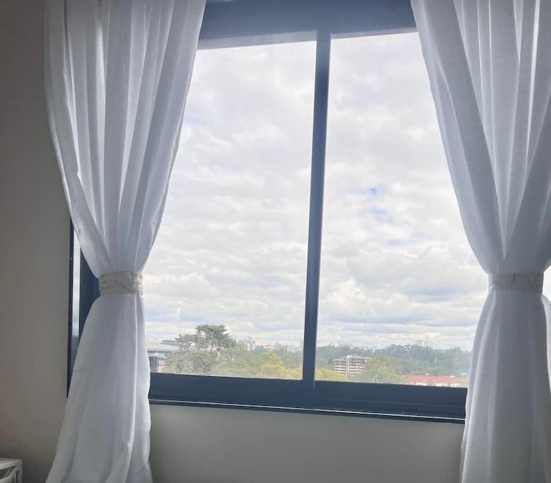 Modern 2-bedroom Overlooking Centre Apartment *