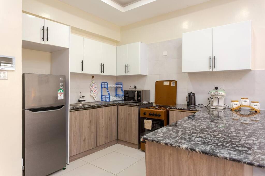 Apartment Highrise Oasis With Rooftop And Gym