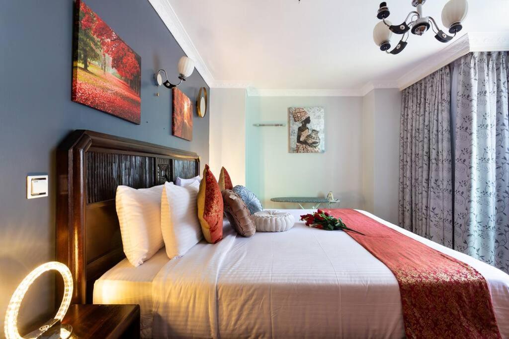 Luxurious With King Bed N Pool Apartment