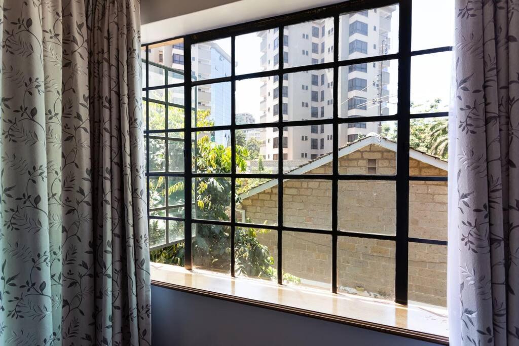 Luxurious With King Bed N Pool Apartment