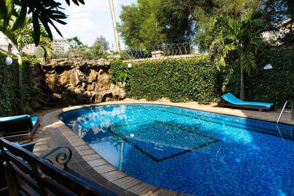 Luxurious With King Bed N Pool Apartment *